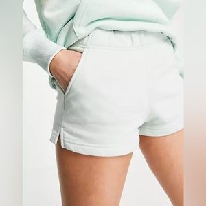 The North Face Half Dome shorts — M